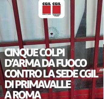 Roma, Cgil: "Cinque fori di proiettile contro la sede di Primavalle". Indaga la Digos