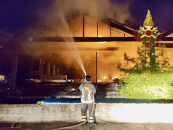 Incendio nei capannoni, fiamme domate dai Vigili fuoco